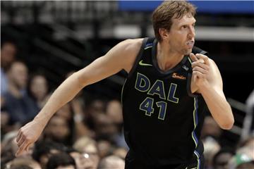 Dirk Nowitzki spielt seit 20 Jahren für die Dallas Mavericks in der NBA. Foto: Tony Gutierrez/AP