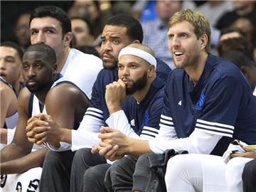 Dirk Nowitzki und Deron Williams spielen auch in der kommenden Saison für die Mavs. Foto: Larry W. Smith