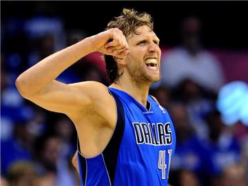 Dirk Nowitzki und die Dallas Mavericks haben sich für die Playoffs qualifiziert. Foto: Larry W. Smith