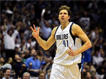 Dirk Nowitzki will eventuell über 2017 hinaus spielen. Foto: Larry W. Smith