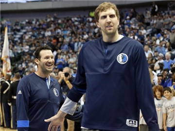 Dirk Nowitzki wird auch in der kommenden Saison für die Dallas Mavericks auflaufen. Foto: Tony Gutierrez