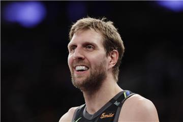 Dirk Nowitzki zeigt sich nach seiner Knöcheloperation zufrieden mit dem Heilungsverlauf. Foto: Frank Franklin I/AP