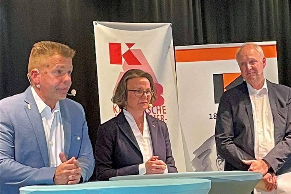 Dirk Oehler (r.) moderierte das Rede-Duell von Ralf Piekenbrock und Ina Scharrenbach.