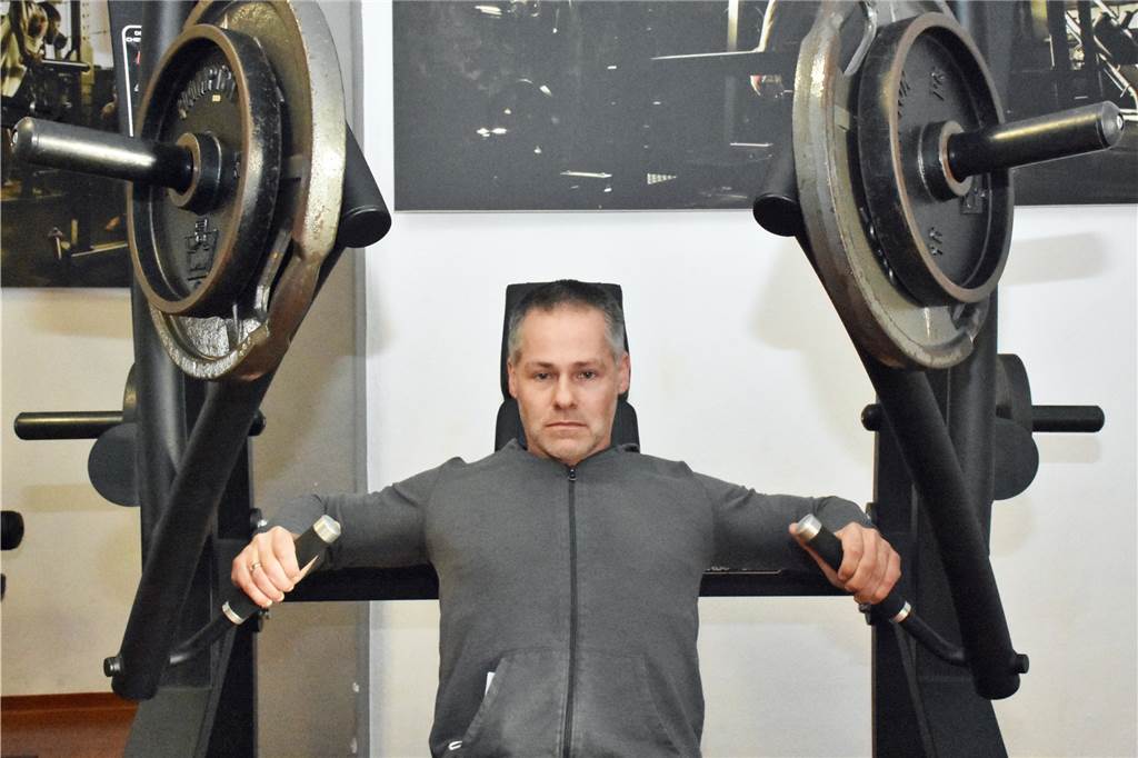 Trotz Kontaktlos-Konzept darf Fitnessstudio nicht öffnen: „Lächerlich“ Dirk Rabe ist aktuell der Einzige, der in dem Ahauser Fitnessstudio trainieren darf.