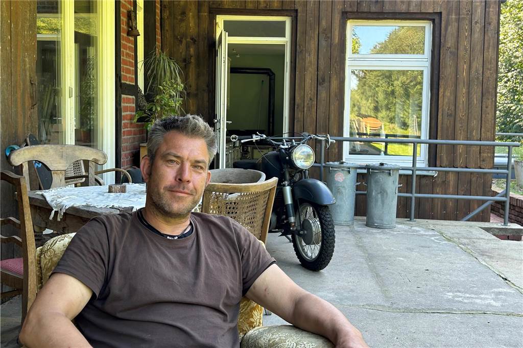 Als von Legden aus Möbel und Vieh in Waggons verschickt wurden Dirk Räckers vor dem Bahnhofsgebäude