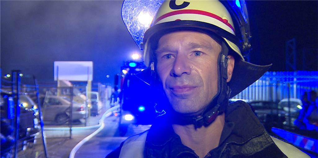 Brennende Reifen: viel Rauch im Dortmunder Norden, langer Feuerwehr-Einsatz Dirk Runge von der Feuerwehr Dortmund erklärt das Ausmaß des Brandes.