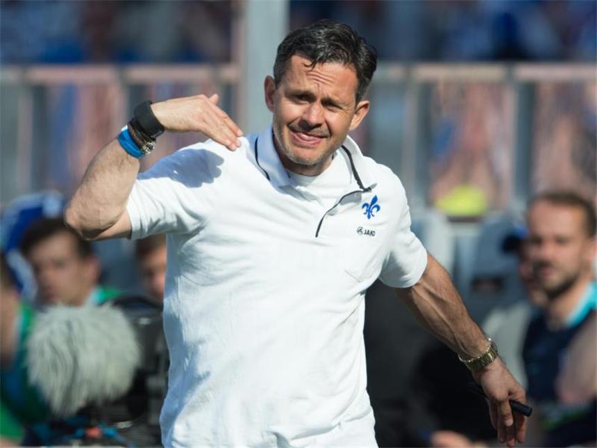 Auf- und Absteiger der Trainerbranche Dirk Schuster hat mit Darmstadt 98 den Klassenerhalt perfekt gemacht. Foto: Sören Stache