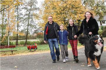 Dirk und Fionnuala Saager mit Cillian, Niamh und Hund Fergus. Tochter Freya konnte wegen eines Hockey-Turniers nicht dabei sein.