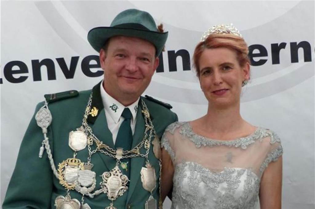 Schützenfest beim BSV Werne: „Vorfreude merkt man im ganzen Verein“ Dirk Nolting steht in Schützenkleidung neben seiner Frau Melanie.
