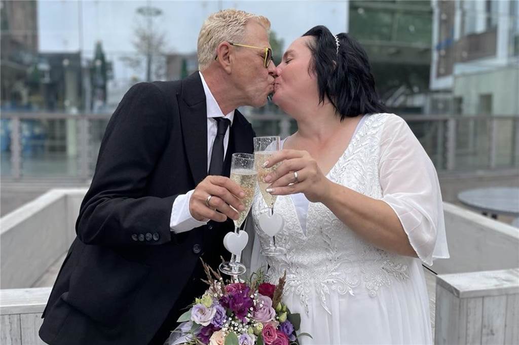 20 Jahre Altersunterschied: Dirk und Stephanie haben geheiratet Dirk und Stephanie stoßen mit Sekt glücklich auf ihre vollzogene Trauung an. Dabei küssen sie sich.