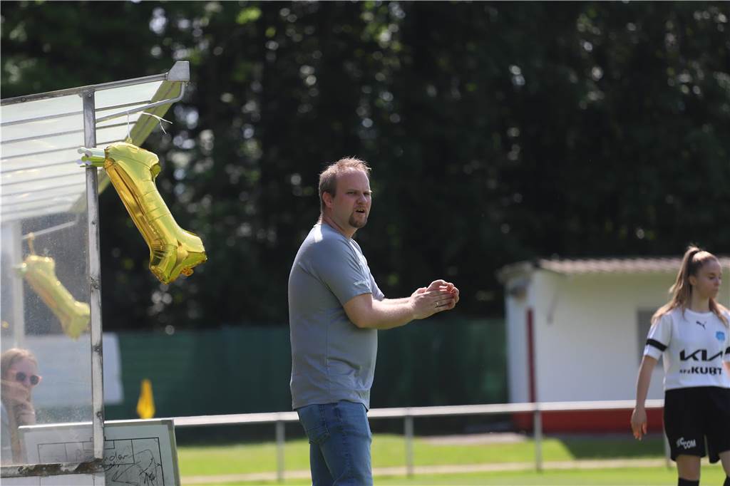 Nach Niederlage gegen Schalke 04: Frauenteam des VfB Hüls kann doch noch feiern Dirk Wagener hatte schon geahnt, dass es für sein Team doch noch in die Bezirksliga gehen könnte.