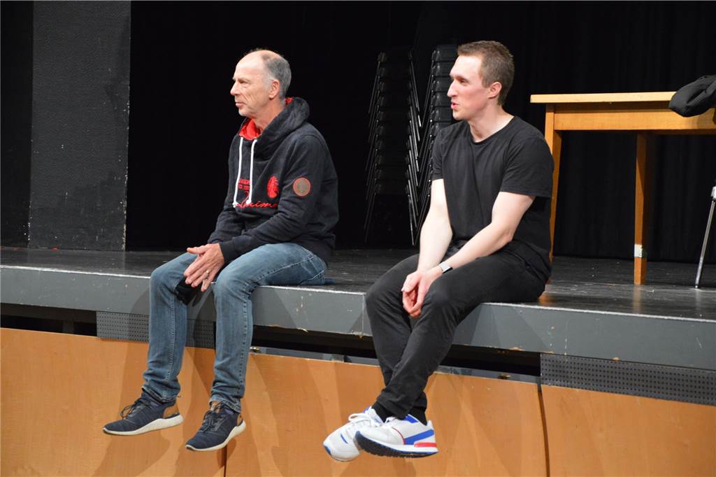 Mobbing und vermeintliche Freundschaft: Jugendliche fasziniert von Theaterstück Dirk Wittke (l.) und Felix Chudarski leiteten am Ende auch die Diskussion über das Stück.
