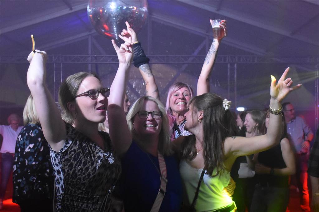 Discokugel, Livemusik und jede Menge gute Laune: Das alles vereinte die „Party im Park“ am Samstag in Stadtlohn. Mit dabei waren die Band Q5, DJ Ralf Bröcking und Tom van Dahl in Kombination mit Dj Olaf Vranken. Mit jeder Stunde füllten sich die beiden Partyzelte, dann wurde es laut, bunt und unvergesslich.