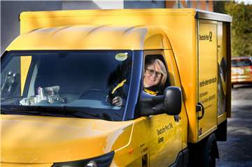 Diskret surrend rollt Zustellerin Petra Plettenberg mit ihrem neuen, elektrischen Street-Scooter der Deutschen Post durch die Wohngebiete in Lichtendorf, Sölde und Sölderholz.