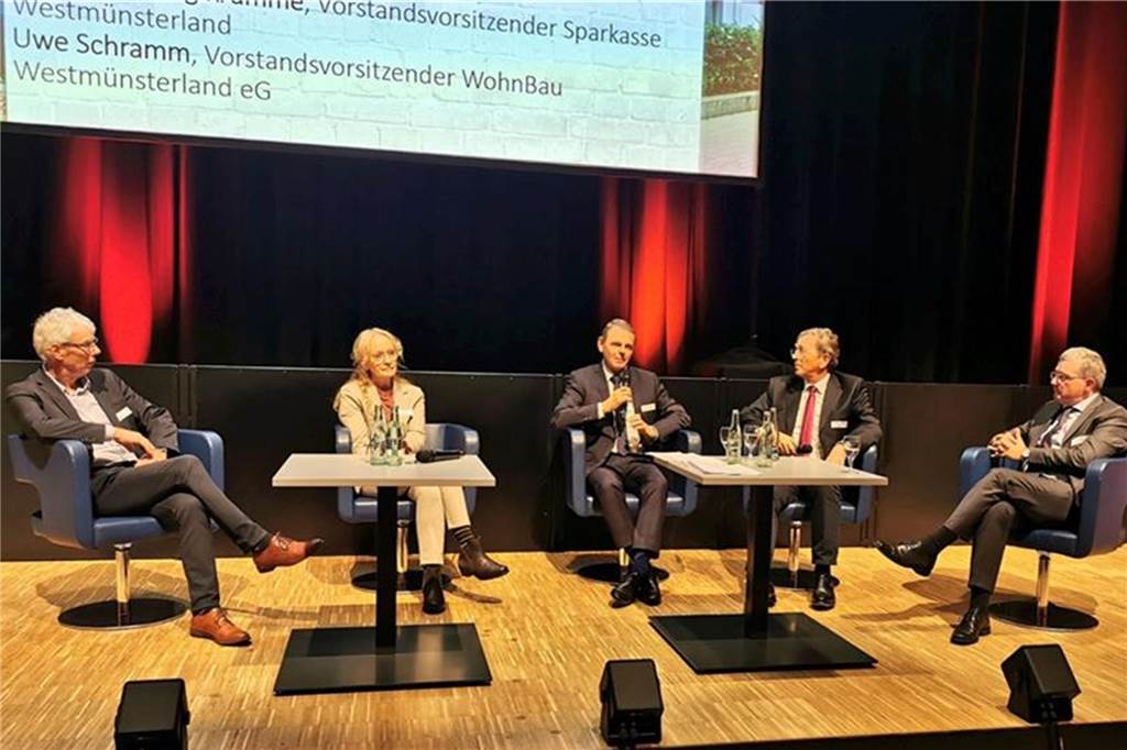 Wohnungsgipfel in Ahaus: Hohe Baukosten, hohe Mieten, knapper Platz: Umdenken im Wohnungsbau Das Podium auf der Bühne der Stadthalle