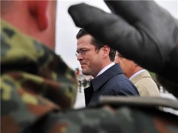 Diskutiert die Wehrpflicht: Verteidigungsminister Karl-Theodor zu Guttenberg (Archivbild).