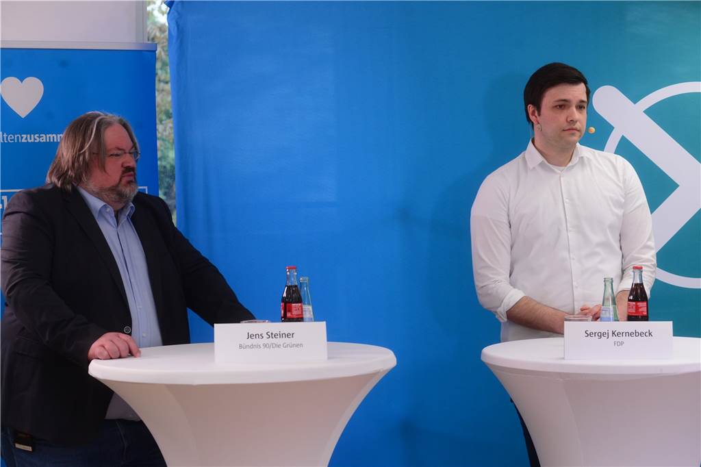 Landtagswahl: Direktkandidaten liefern sich Schlagabtausch in Wahlarena Diskutierten mit den politischen Gegnern: Jens Steiner (l.) und Sergej Kernebeck (r.).