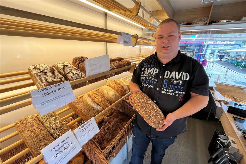 Klaus hält ein Brot in der Hand.