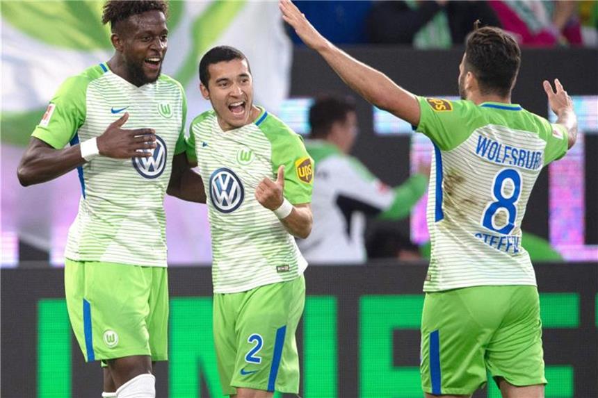 Divock Origi (l-r) freut sich nach seinem Führungstor mit seinen Mannschaftskollegen William und Renato Steffen. Foto: Swen Pförtner