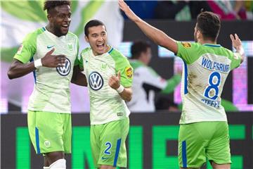 Divock Origi (l-r) freut sich nach seinem Führungstor mit seinen Mannschaftskollegen William und Renato Steffen. Foto: Swen Pförtner