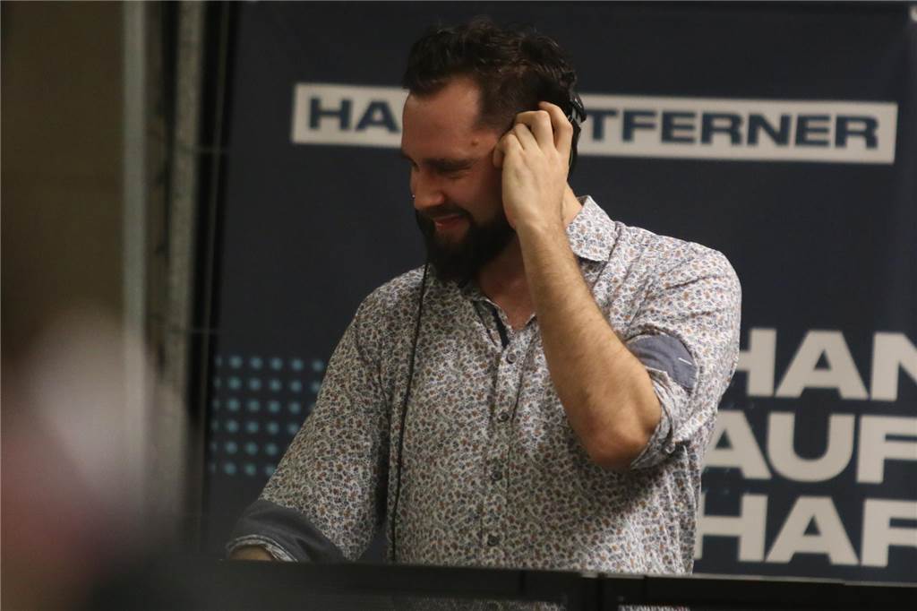 DJ Clown Lukas heizt bei Hallenstadtmeisterschaft Lünen ein DJ Clown Lukas hört etwas auf seinem Kopfhörer.