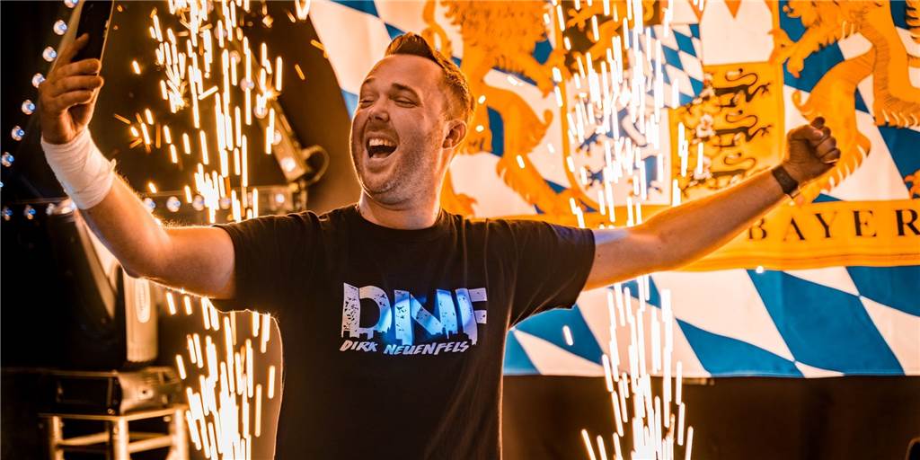 DJ Dirk Neuenfels hat eine klare Meinung zur Sexismus-Debatte um den Mallorca-Hit „Layla“.
