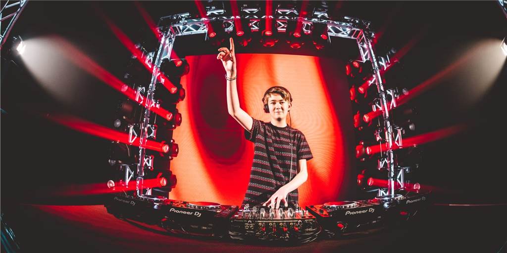 15-jähriger DJ aus Recklinghausen legt am Donnerstag auf der Cranger Kirmes auf DJ Lui Ree steht als DJ auf einer Bühne mit Lichtershow.