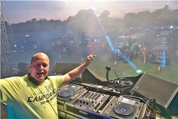 DJ Michael Sanders heizte von der großen Bühne dem Partyvolk mächtig ein.
