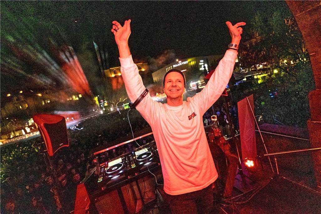 DJ Moguai bei einem Heimspiel auf dem Rathausplatz in Recklinghausen: Seine Sets in der Heimatstadt wachsen und wachsen Jahr für Jahr. Von anfangs 1500 Leuten auf heute 15.000. Jetzt kommt er nach Castrop-Rauxel.