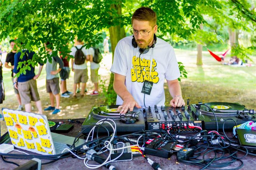 Mit dem eigenen Rap zu Juicy Beats DJ Mx Gyver an den Turntables