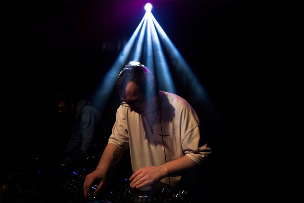DJ und Musikproduzent Plohr: „Jeder Gig ist etwas Besonderes für mich“ DJ Plohr legt auf.