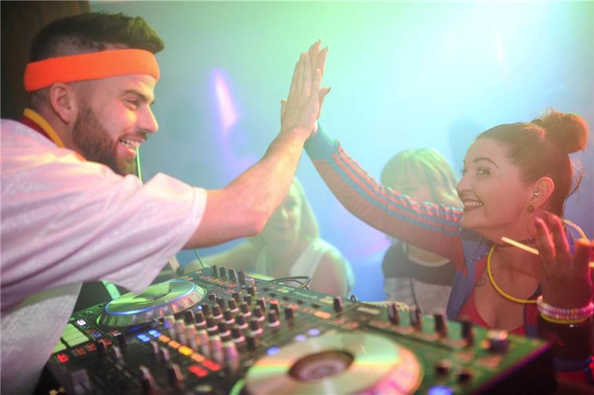 Die 90er-Jahre kommen zurück nach Castrop-Rauxel - mit Getränke-Special und einer Neuerung DJ Rizzy (l.) legt auch diesmal wieder bei der 90er-Jahre-Party im Mythos auf.