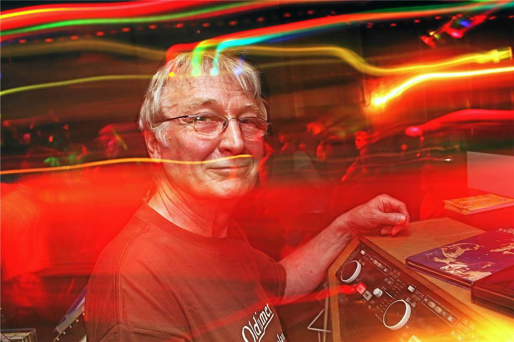 DJ Ruud van Laar in seinem Element: Vor sich die Technik, dahinter die Tänzer.