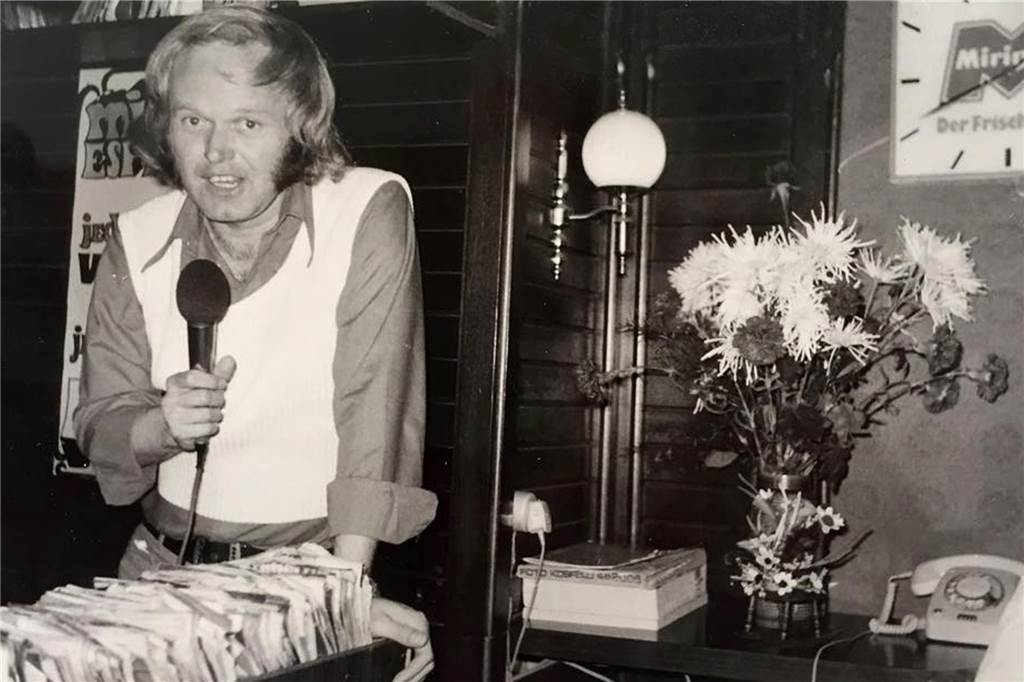 „Remember your feelings“: Mengeder Diskotheken-Ära weckt Emotionen Diethelm Textoris am DJ-Pult im Mini Espresso im Jahr 1973.