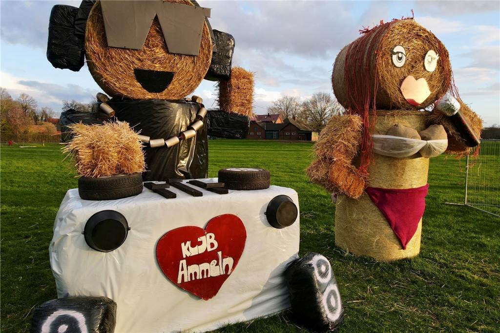 DJ und leicht bekleidete Gogo-Tänzerin: Die KLJB Ammeln hat ihre Figuren direkt an der viel befahrenen Kreuzung Schumacherring/Schöppinger Straße aufgestellt.