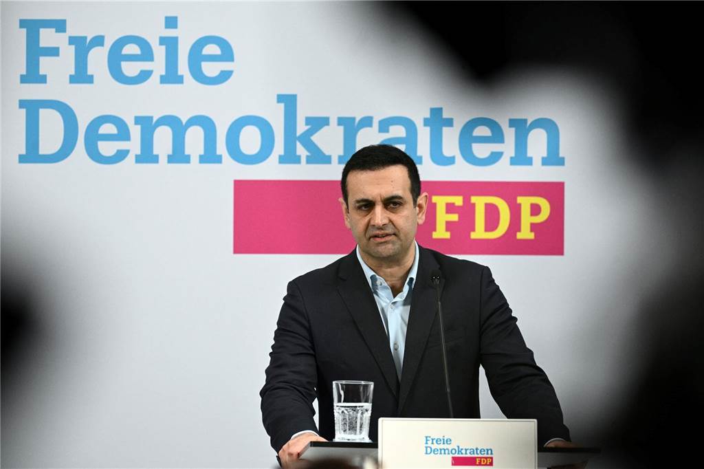 Bijan Djir-Sarai, FDP-Generalsekretär, spricht während eines Statements in der FDP-Bundesgeschäftsstelle.