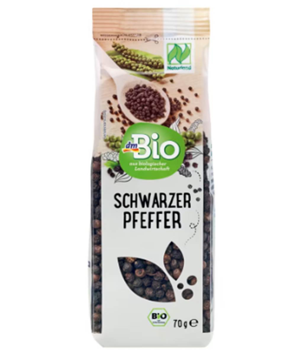 Ein Paket mit schwarzem Bio-Pfeffer von dm.