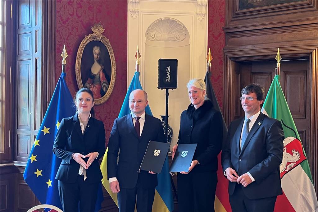 Bis zu 600 Ukrainer nehmen bald an Seminaren in Nordkirchen teil Ein besonderes Geschenk aus Irpin: Die deutsche und ukrainische Flagge sind in dieses Tarnnetz eingewebt.