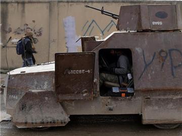 Do-it-yourself-Panzer: Die hartnäckigen kurdischen Kämpfer, die den IS aus Kobane vertrieben haben, kurven in einem selbstgebauten gepanzerten Vehikel durch die befreite Stadt. Foto: Sedat Suna