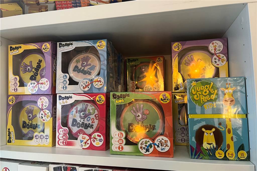 Spiele unterm Weihnachtsbaum: Geheimtipps, Klassiker und günstige Varianten "Dobble" gibt es in verschiedenen Varianten. Die ganz klassische Variante ist die gelbe Version (links).