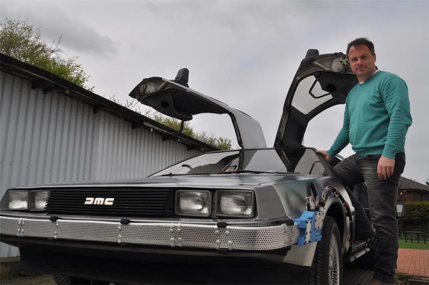 "Grundgütiger": Doc Brown wohnt in Borken "Doc Wirtz" mit seinem DeLorean, der dem Original-Auto aus dem Film nachempfunden ist.