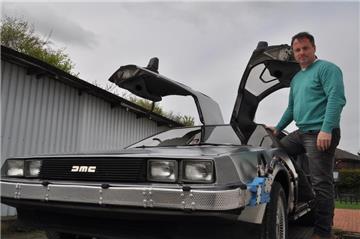 "Doc Wirtz" mit seinem DeLorean, der dem Original-Auto aus dem Film nachempfunden ist.