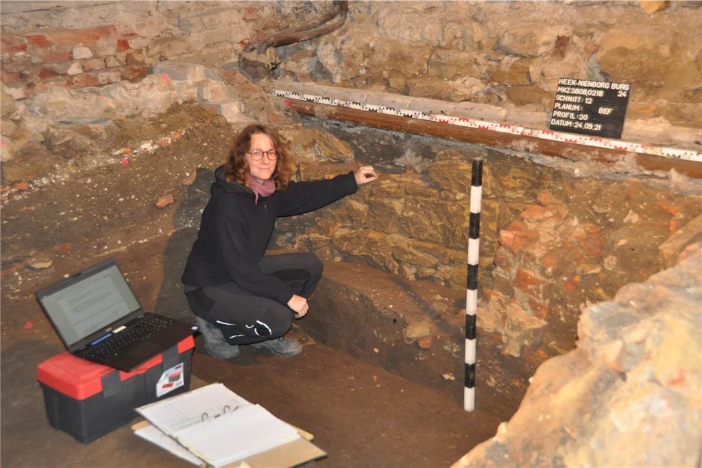 Archäologin Luisa Radhos findet im Keller der Burgschänke Überreste der alten Stadtmauer. 