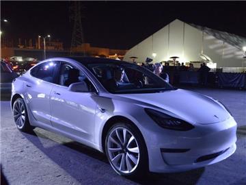 Doch durch den Kundenansturm wird auch die Warteliste für Teslas in der Grundausstattung rund 35 000 Dollar teures Mittelklassemodell immer länger. Foto: Andrej Sokolow