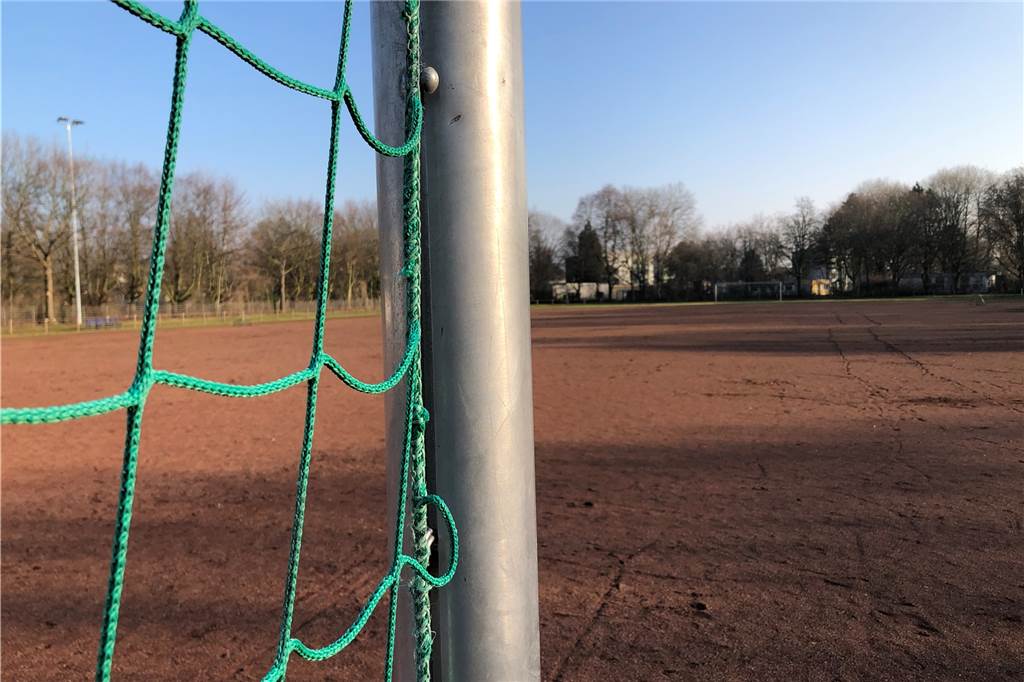 Millionen-Investition: Leichtathleten und Fußballer freuen sich auf neue Sportanlage Es gibt sie auch im Jahre 2020 noch, die alten Aschenplätze. Unser Foto zeigt den von Teutonia Lanstrop an der Büttnerstraße