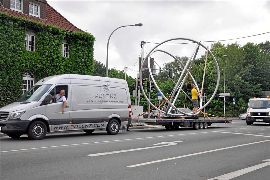 Edelstahl-Skulptur steht nun am rechtmäßigen Platz Doch nicht so problematisch: Mit einer Dachlatte konnten die Kabel der Baustellenampeln angehoben werden.