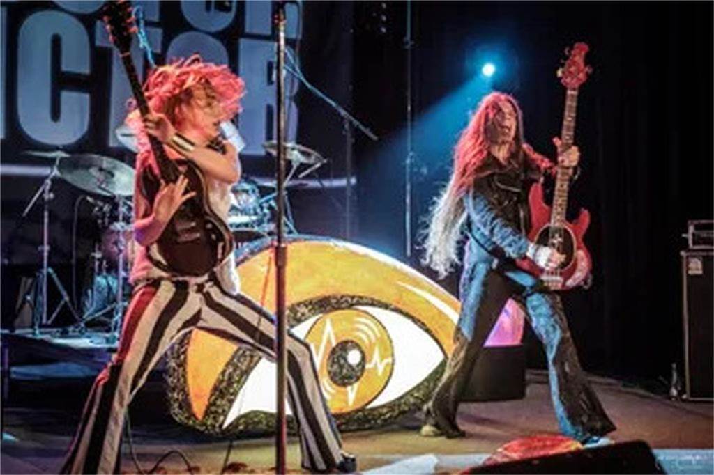 Doctor Victor ist ein tschechisches Rocktrio, das 2012 in Prag gegründet wurde. Die Band besteht aus Victor am Gesang und der Leadgitarre, Al am Bass und Tom am Schlagzeug. (Sa. 22.30 Uhr)