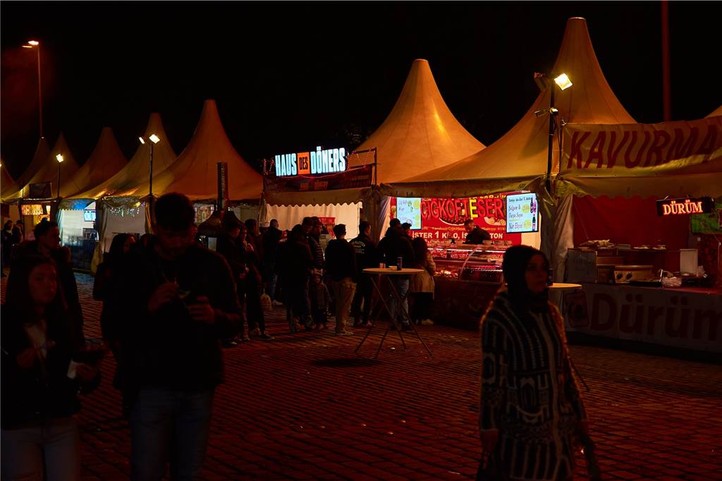 Döner, Köfte, Dürüm: Viele der in den weißen Zelten angebotenen Speisen kennt man auch in Dortmund, mindestens aus der Nordstadt.
