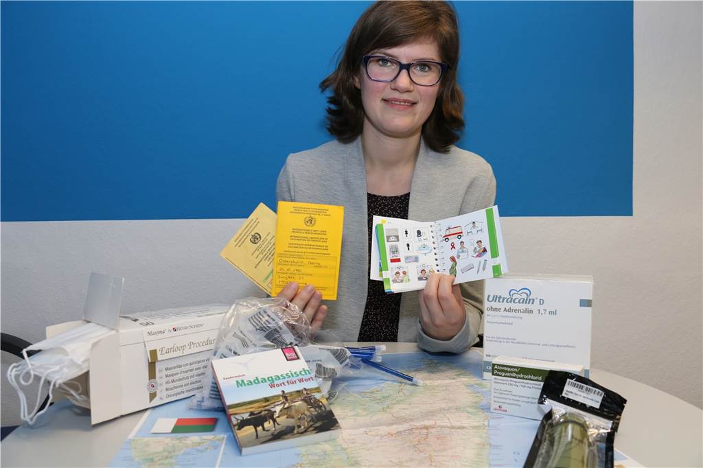 „Ich musste einfach mitweinen“: Dörte Oesterschulze (28) über ihren Einsatz auf Madagaskar Dörte Oesterschulze (28) vor ihrer Abreise: Mit im Gepäck hatte sie ein gefülltes Impfbuch, ein Zeige-Wörterbuch und viel Behandlungsmaterial.