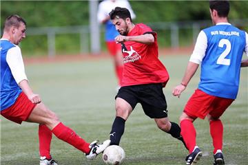 Dogan Öztürk (Mitte) von der SG gegen Shawn Borys (links) und Dario Murano (rechts) // SuS Merklinde - SG Eintracht Genclik,  Halbfinale der Stadtmeisterschaft. Foto Lukas